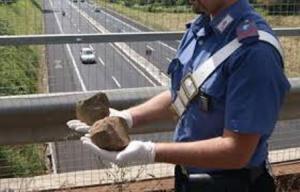 lancio di sassi dal cavalcavia