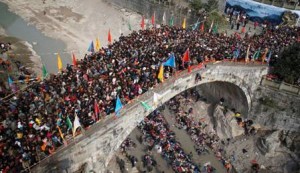 Cina-Folla-su-un-ponte