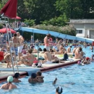 piscina affollata